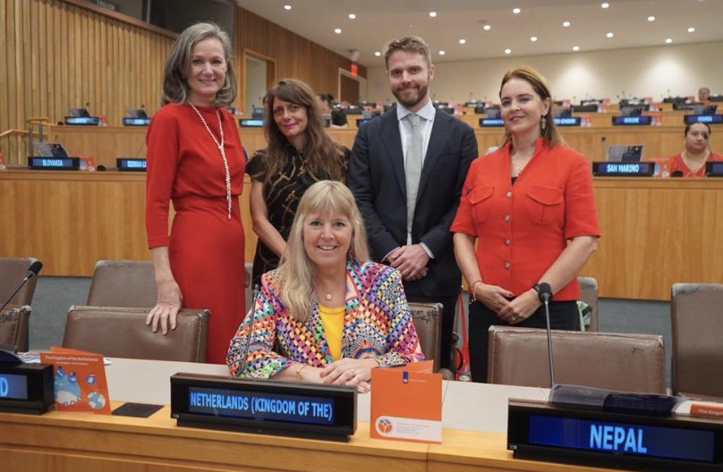 Yvonne Donders en leden van de Nederlandse delegatie bij haar herverkiezing.
